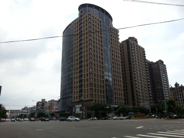 竹北地標建築 愛因斯坦經貿中心 月收租15萬 售價5688萬 4800萬可談 房屋 房屋買賣 房屋網 好宅網home7 11